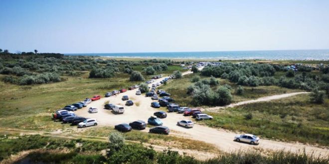 turisti-masini-plaja-vadu-corbu